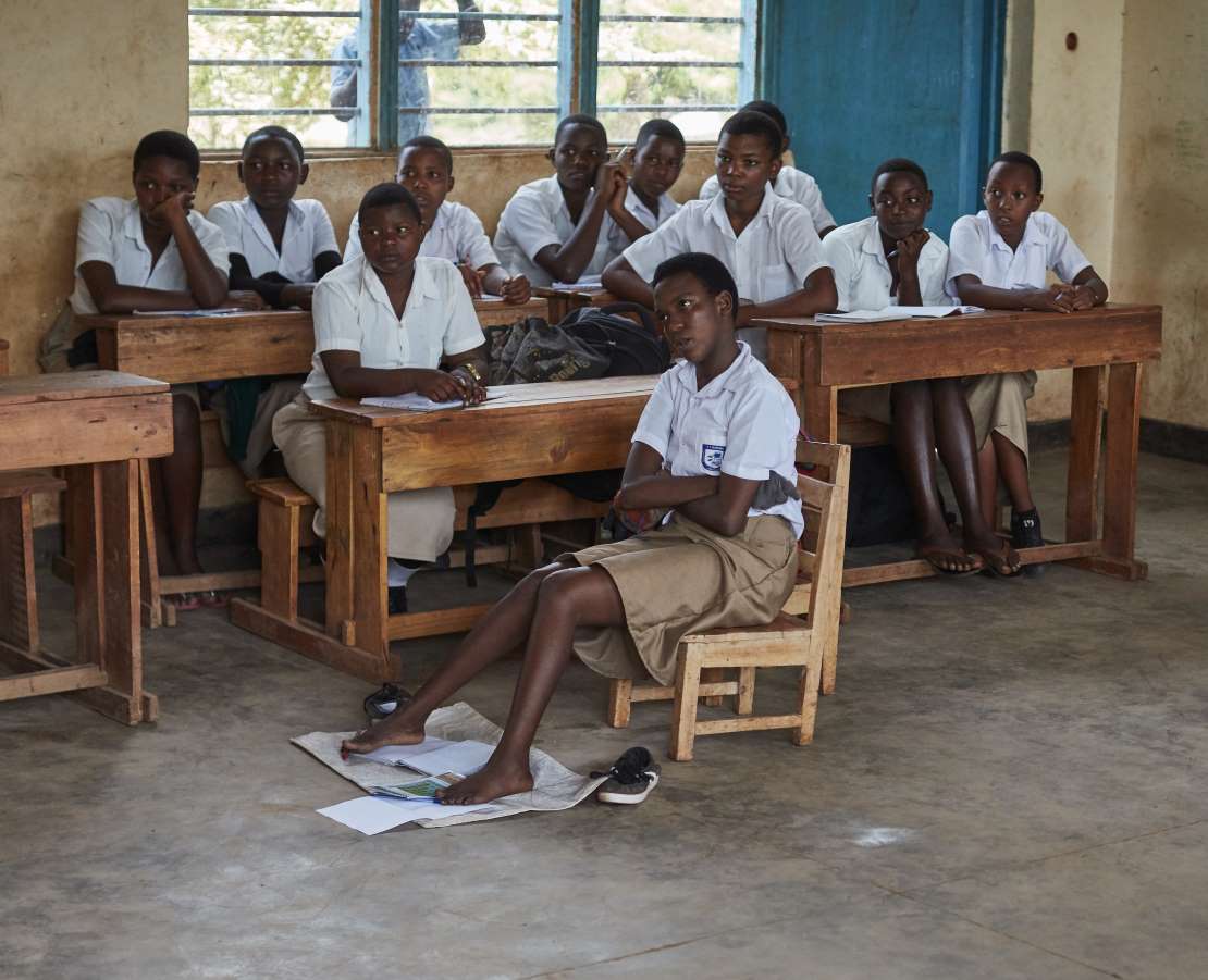 Sarah aus Ruanda ist durch Sauerstoffmangel bei der Geburt körperlich und geistig behindert. Trotzdem kann sie mit allen anderen Kindern gemeinsam in die Schule gehen. © Neil Thomas/HI