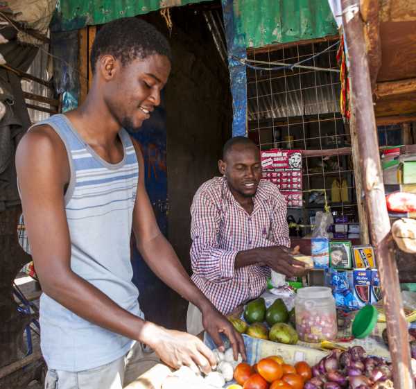 Noor Omar Mohamed aus Somalia betreibt seinen kleinen Laden im Flüchtlingscamp in Kenia.