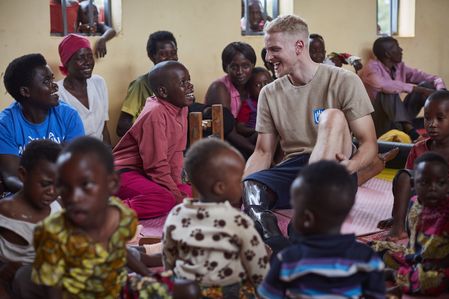 Mario umringt von Kindern im Reha-Zentrum im Mahama Camp