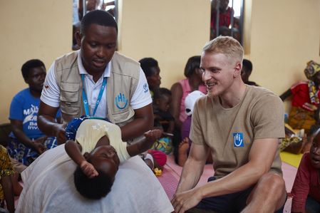 Mario mit Physiotherapeut Félicien bei einer Reha-Sitzung