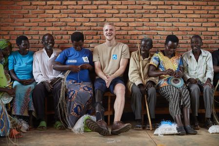 Mario Galla beim Korbflechten im Reha-Zentrum im Mahama Camp in Ruanda