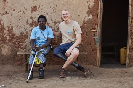 Mario mit Jane vor ihrer Unterkunft im Mahama Camp