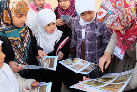 Libyische Mädchen bei einer Schulung zur Minenaufklärung