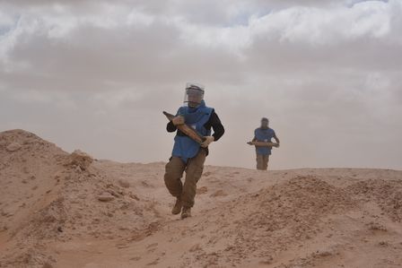 Zwei HI-Entminer in der Wüste von Libyen