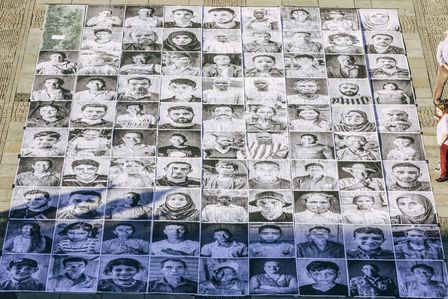 Streetart-Aktion in Berlin mit 90 überdimensionalen Porträts von Kriegsopfern