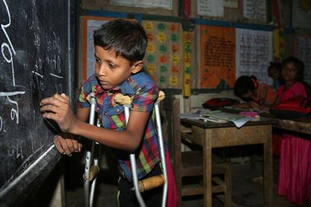 Saiful aus Myanmar verlor sein Bein und kann dank einer Prothese von HI wieder laufen und zur Schule gehen