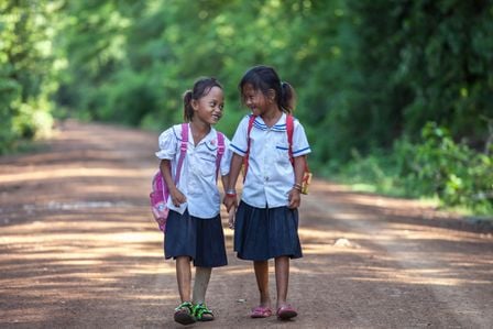 Channa aus Kambodscha kann dank Prothese wieder zur Schule gehen.