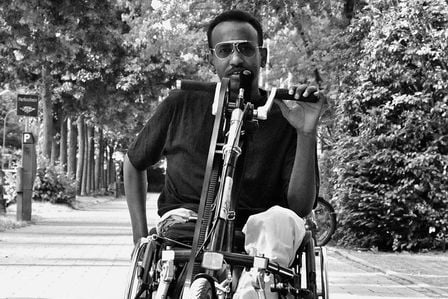 Abdi Karshe aus Somalia sitzt im Rollstuhl und floh nach Deutschland, wo er im Projekt ComIn Hilfe fand.