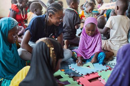 Nicole mit geflüchteten Mädchen aus Somalia