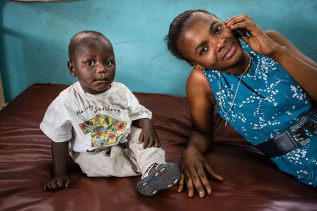 Junge Mutter mit Kind in Bumbu/DRK