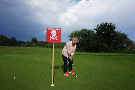 Andrea Spatzek, die Gabi Zenker aus der „Lindenstraße“ beim Golfspielen für Minenopfer 