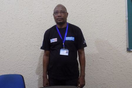 Sulu Bellarmin arbeitet als Fahrer und Logistik-Assistent für HI in der DRK