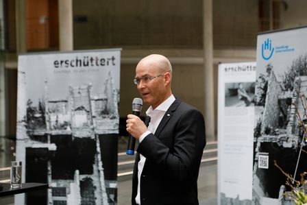 Fotojournalist Till Mayer bei seiner Eröffnungsrede zur Ausstellung