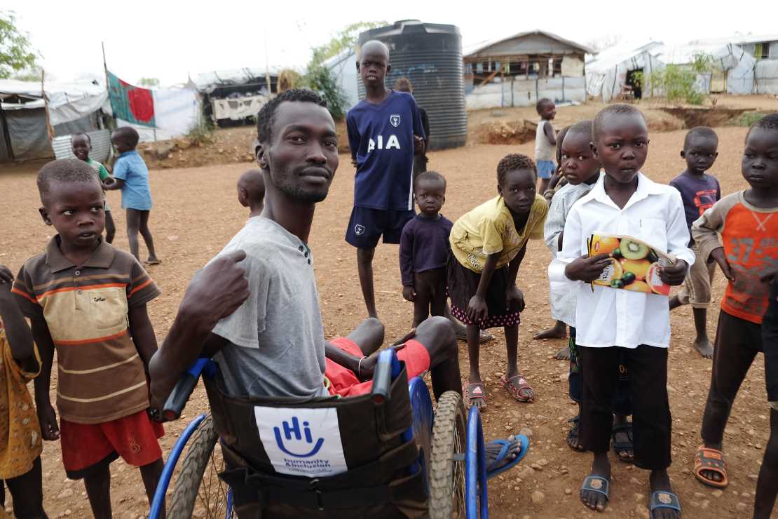 Flüchtlingscamp im Südsudan. Ein junger Mann im Rollstuhl. (c) Till Mayer