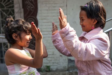 Nirmala und Khendo verloren beim Erdbeben in Nepal beide ein Bein.