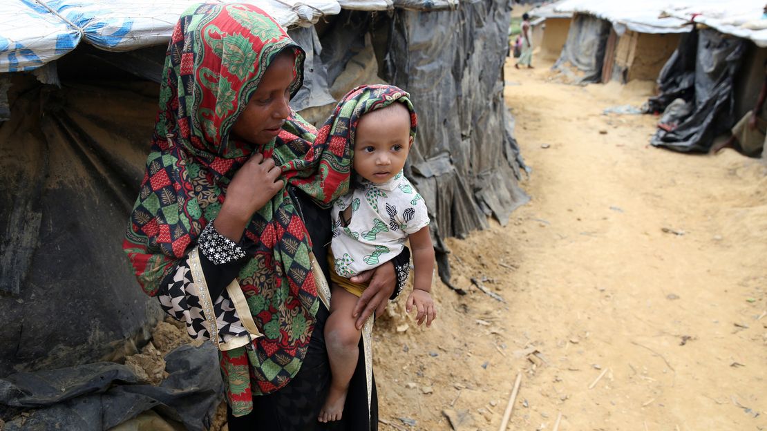 Eine geflüchtete Rohingya-Mutter mit ihrem Kind im Flüchtlingscamp. © S. Ahmad/HI