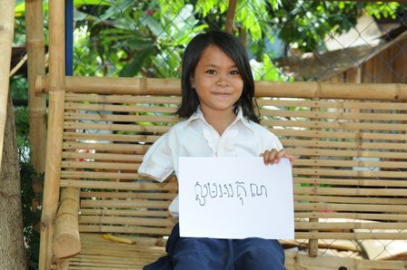 Kanhara aus Kambodscha verlor bei einem Verkehrsunfall Arm und Bein.