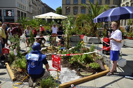 Aktion mit künstlichem Minenfeld und Entminungsvorführung in der Münchner Innenstadt