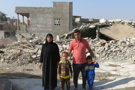 Familie inmitten von Trümmern in irakischer Stadt Jalawla