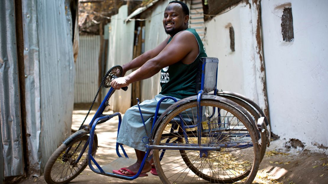Samater Mohamed lebt im Flüchtlingscamp Kakuma in Kenia. Von HI bekam er ein Tricycle und kann sich nun besser im Camp bewegen. © Kate Holt/HI