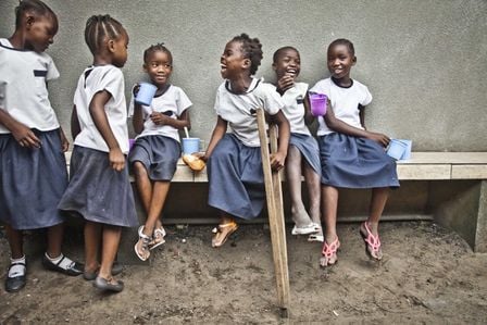 Grace aus dem Kongo besucht eine von HI unterstützte, inklusive Schule.