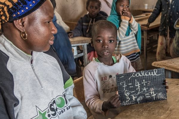 Dank seiner neuen Prothese und seiner Schulbegleiterin kann Samadou nun ganz normal zur Schule gehen. © Erwan Rogard/HI