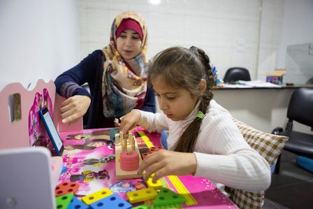 Die achtjährige Aïsha im Rehabilitationszentrum Mousawat